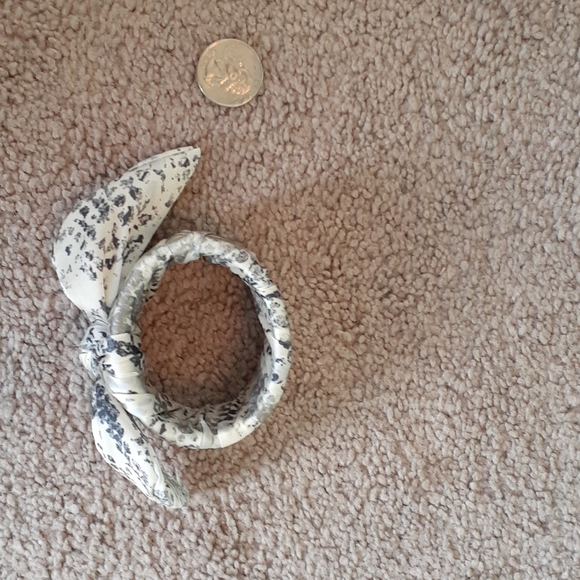 Bow bracelet thing - Picture 2 of 3